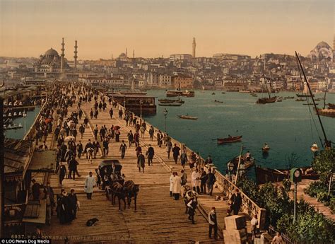  La Vue de Constantinople : Réalisme Captivant et détails architecturales fascinants!