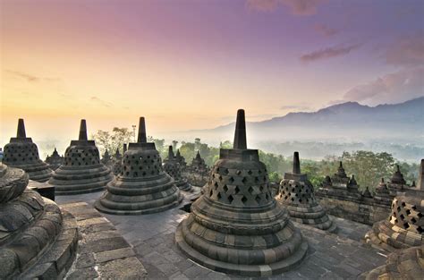 Le Relief de Borobudur: Un Témoignage de Foi Intègre et d'Élégance Divine!