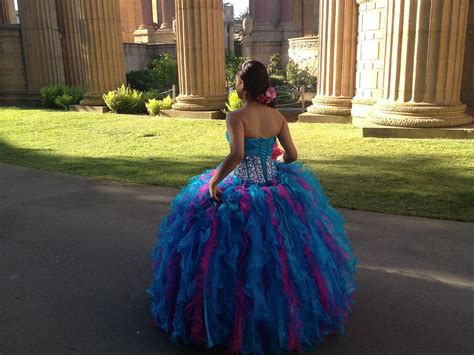  Quinceanera: Un mélange de joie vibrante et de réalisme poignant!